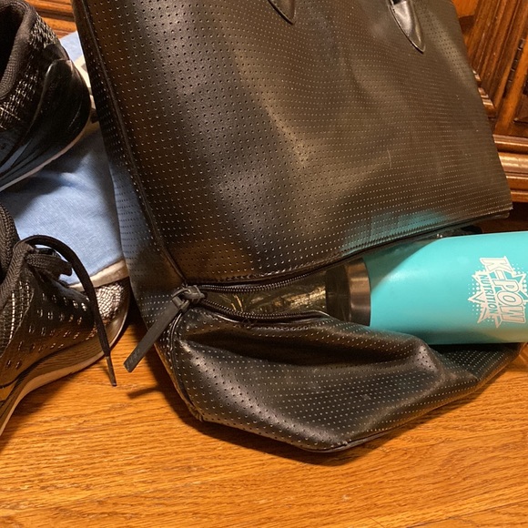 Lorna Jane Escape Bag - Picture 8 of 9